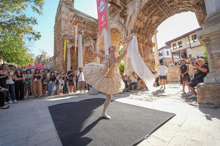 Hadrian Kapısı önünde Hadrian'ın Kuğuları balesi