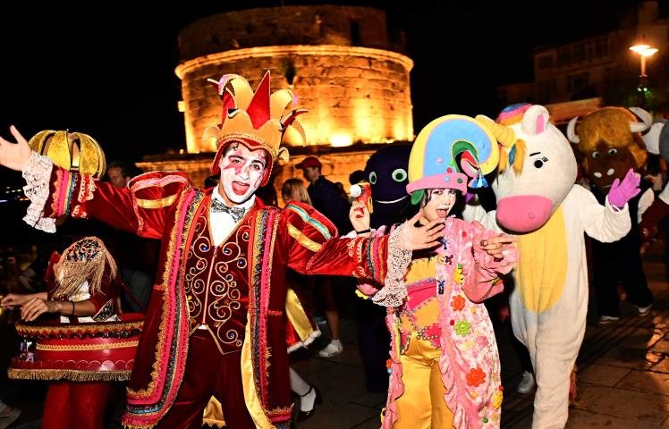 Hıdırlık Kulesi önünde karnaval karakterleri