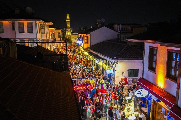 Kaleiçi sokaklarında kortej