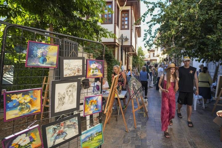 Kaleiçi sokaklarında açık hava sergisi