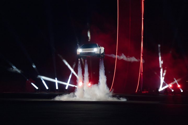 Tesla Roadster в воздухе на демонстрации